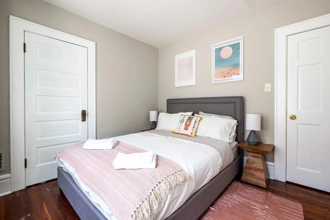 Вилла Columbus 10-Bedroom Mansion - Perfect For Up To To 22 People - 4 Bathrooms, 2 Kitchens, Great Location США