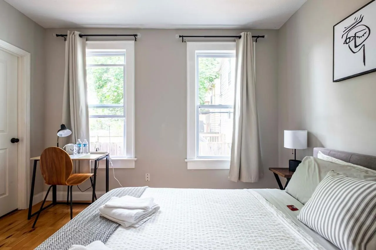 Columbus 10-Bedroom Mansion - Perfect For Up To To 22 People - 4 Bathrooms, 2 Kitchens, Great Location