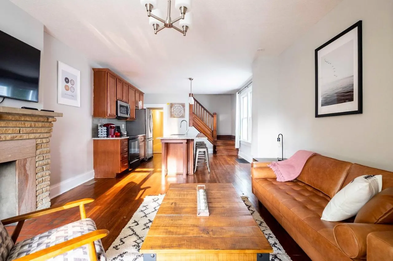 Columbus 10-Bedroom Mansion - Perfect For Up To To 22 People - 4 Bathrooms, 2 Kitchens, Great Location