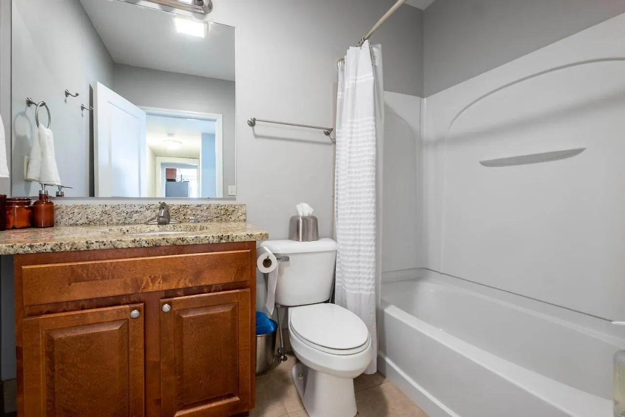 Columbus 10-Bedroom Mansion - Perfect For Up To To 22 People - 4 Bathrooms, 2 Kitchens, Great Location 0*,