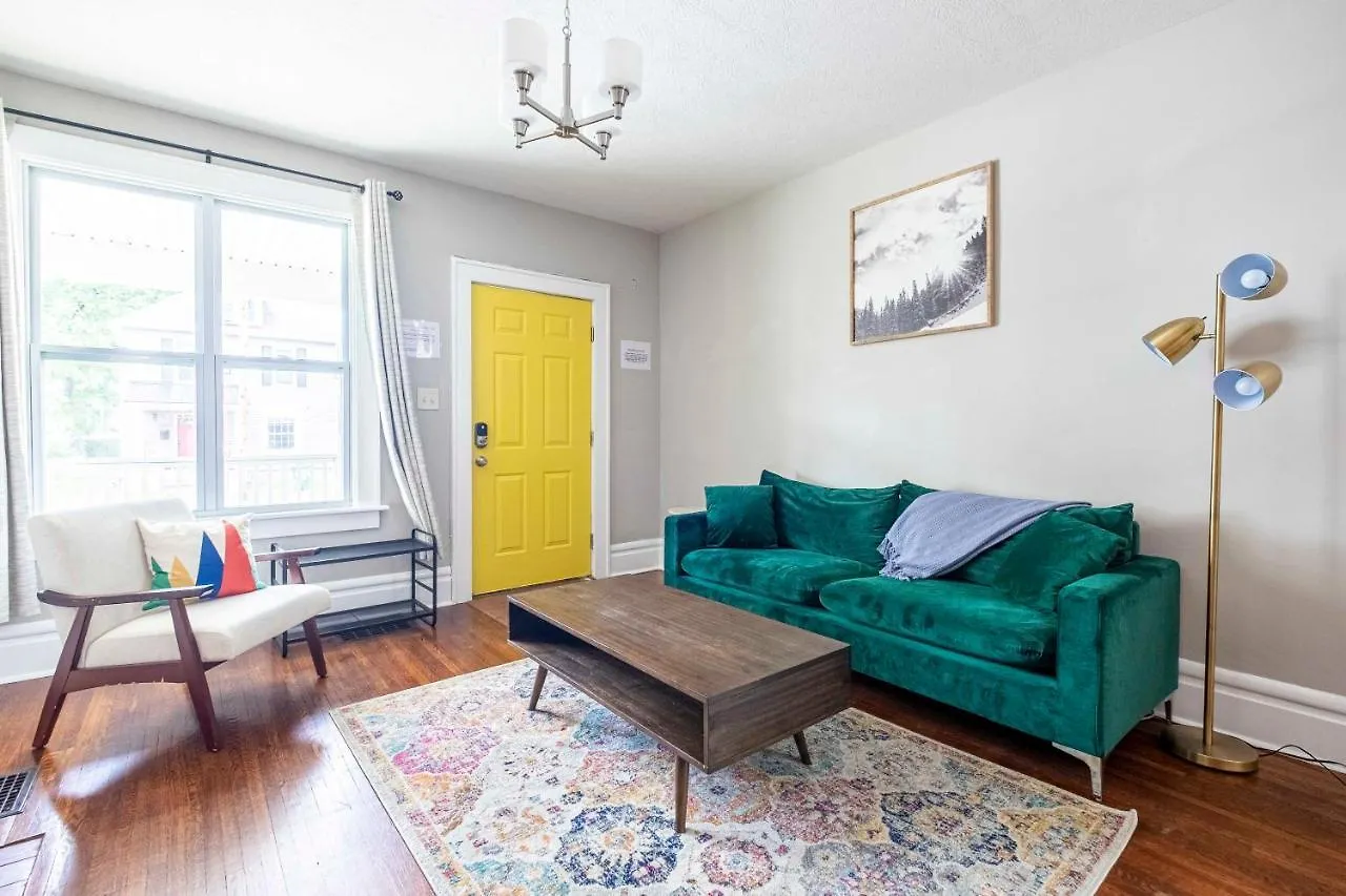 Columbus 10-Bedroom Mansion - Perfect For Up To To 22 People - 4 Bathrooms, 2 Kitchens, Great Location