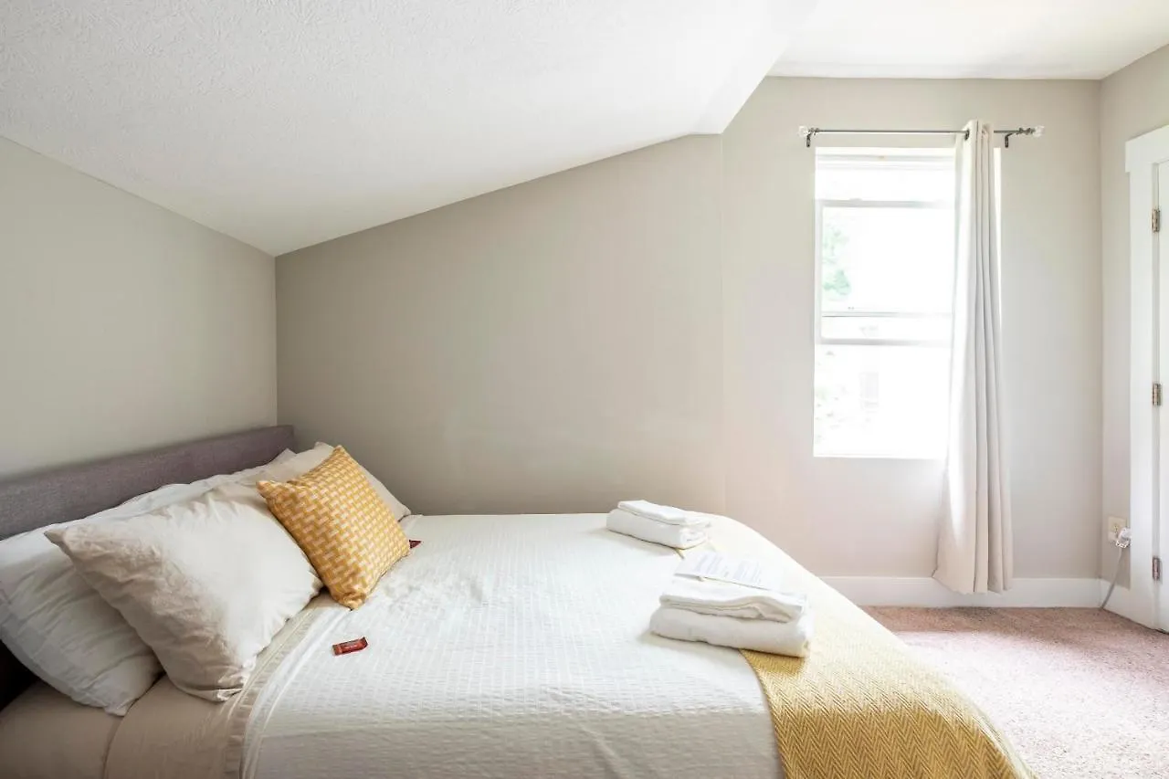 Columbus 10-Bedroom Mansion - Perfect For Up To To 22 People - 4 Bathrooms, 2 Kitchens, Great Location 0*,